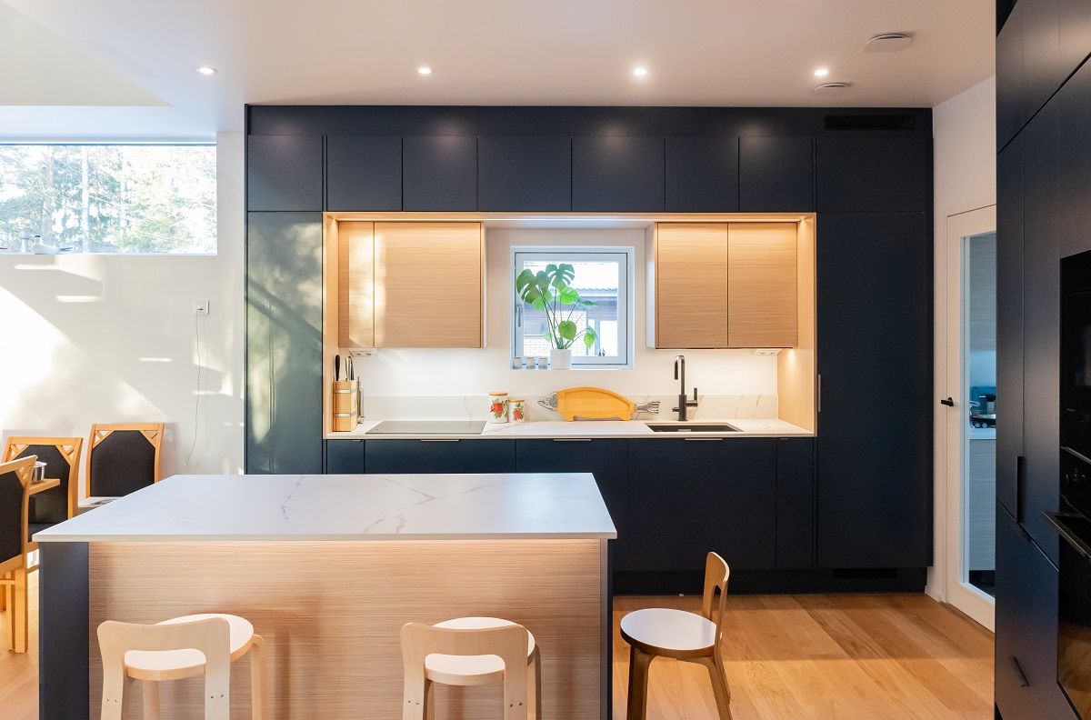 Una splendida illuminazione della cucina sui piani di lavoro per illuminare la cucina e sul soffitto sopra l'area di lavoro è l'ideale.